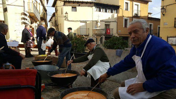 Gachas, tartas y villancicos le dan el pistoletazo de salida a la Navidad pastranera