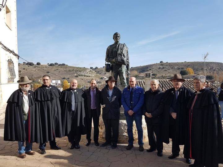 Camilo José Cela Conde recibe 95 kilos de miel en la XXV edición de Su Peso en Miel en Peñalver