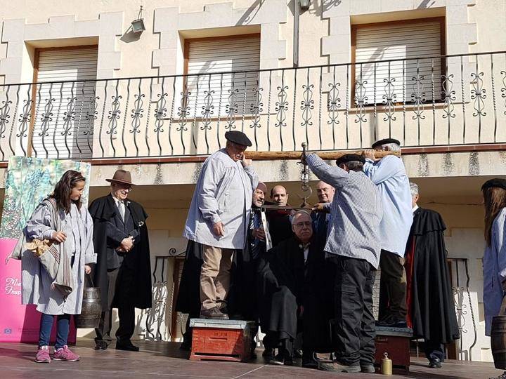 Camilo José Cela Conde recibe 95 kilos de miel en la XXV edición de Su Peso en Miel en Peñalver