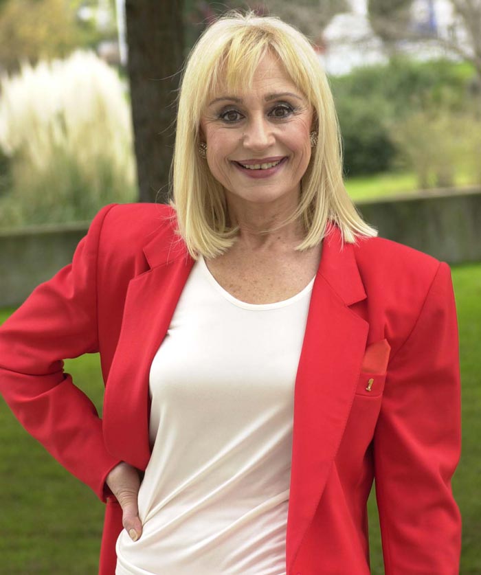 HOLA! Tras 56 años de éxito, Raffaella Carrà ¡se jubila!