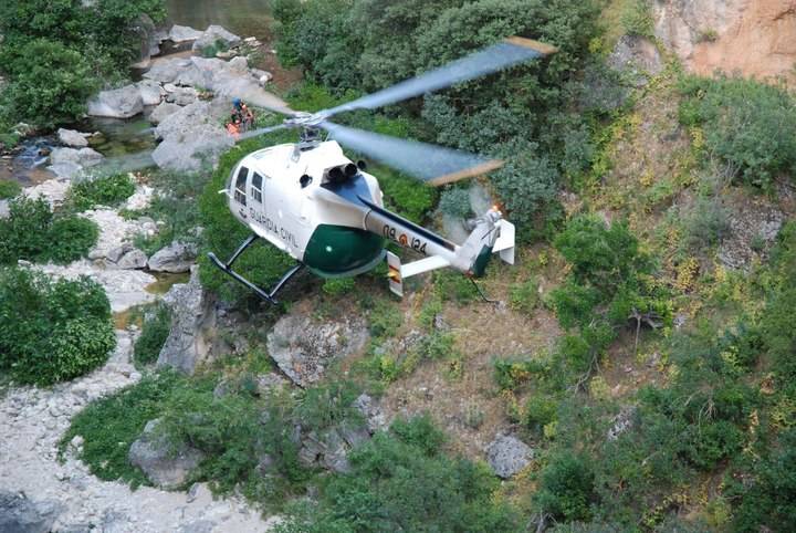 Después de cuatro horas, bomberos y un helicóptero consiguen rescatar a un montañero en Sigüenza
