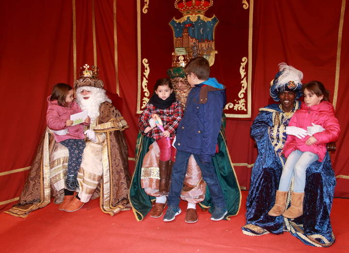 Los Reyes Magos de Oriente ya están cogiendo las cartas de los niños en el Ayuntamiento de Guadalajara