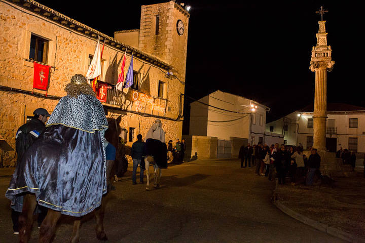 Los Reyes Magos llegaron a caballo y acompañados de personajes de película a Fuentenovilla 