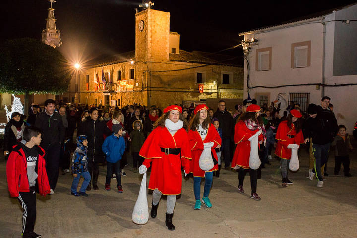 Los Reyes Magos llegaron a caballo y acompañados de personajes de película a Fuentenovilla
