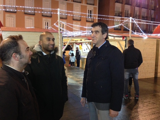 El alcalde de Guadalajara inaugura el mercadillo navideño de la Plaza Mayor