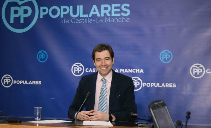 Robisco reta a Page a debatir en la televisión regional “sobre todos los pufos que dejó el PSOE en la región”
