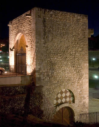El torreón de Álvar Fáñez y la Academia de Ingenieros del Ejército, detalle monumental del mes de noviembre