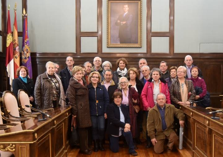 Un grupo del Centro Manolito Taberné visita el Palacio Provincial