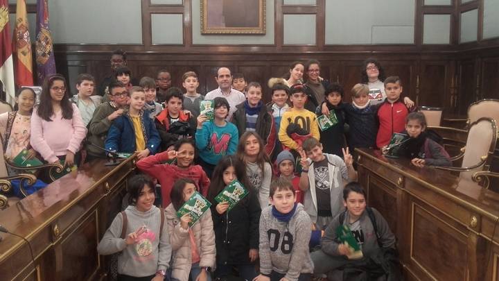 Escolares del Colegio "Virgen de la Paz" de Azuqueca visitan el Palacio Provincial