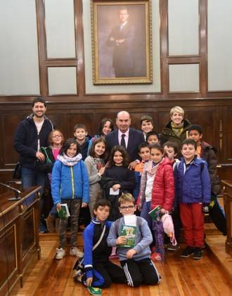 Escolares del Colegio "Virgen de las Candelas" de Torrejón del Rey visitan el Palacio Provincial