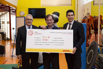 DHL entrega a la Fundación Nipace casi 17.000 euros recaudados en su mercadillo solidario