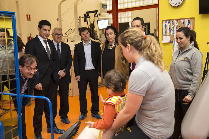 DHL entrega a la Fundación Nipace casi 17.000 euros recaudados en su mercadillo solidario