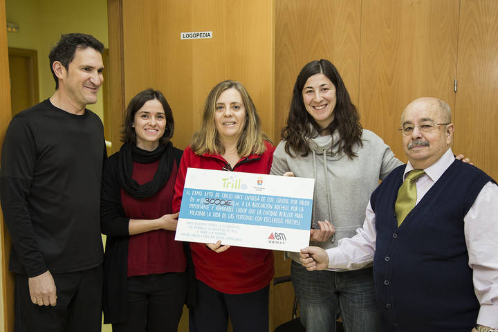 Ademgu recibe 3.000 euros recaudados en el I Día Solidario de las Asociaciones de Trillo
