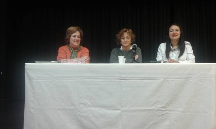 Fátima de la Jara protagoniza un encuentro original y sorprendente con sus historias y libros en la Biblioteca de Alovera