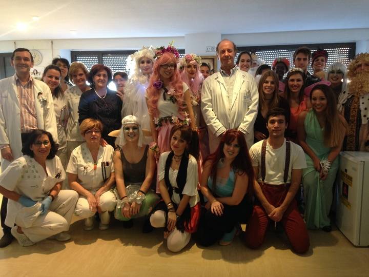 Niños del Hospital y alumnos del Virgen del Amparo han disfrutado de teatro y música con los estudiantes de cuarto de Medicina