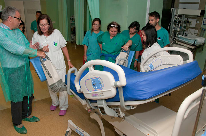 El paritorio del Hospital de Guadalajara ya tiene una nueva y versátil cama de partos