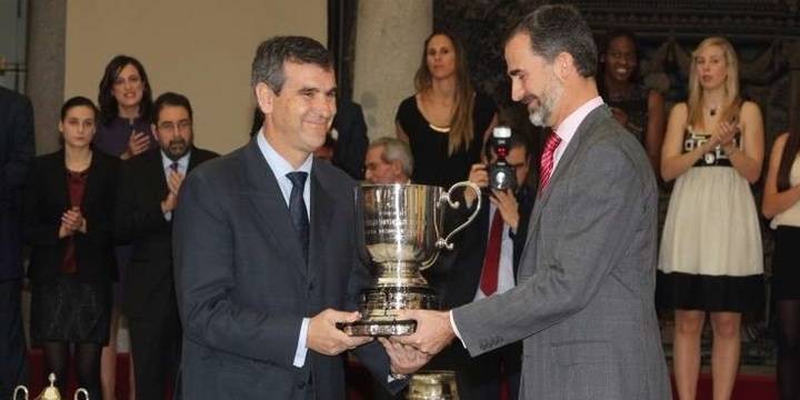 Antonio Román recibe del Rey un premio por la apuesta deportiva del Ayuntamiento de Guadalajara.