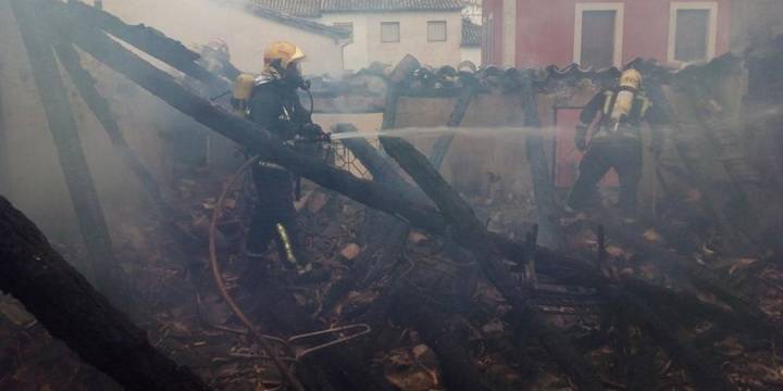 Cuatro viviendas afectadas por las llamas por un incendio en Tendilla