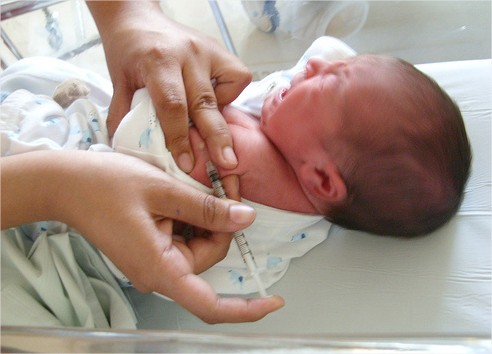 La Junta reduce de seis a tres las vacunas infantiles en el primer año de vida