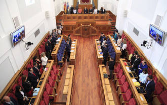 Las Cortes de Castilla-La Mancha recuerdan en silencio a Elena de la Cruz