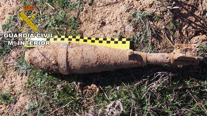 La Guardia Civil desactiva una granada de mortero de la Guerra Civil en Miralrío