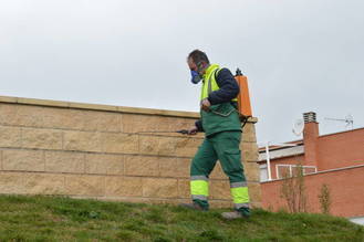 Nuevo tratamiento para acabar con grafitis y pintadas en parques, paredes y mobiliario urbano de Azuqueca