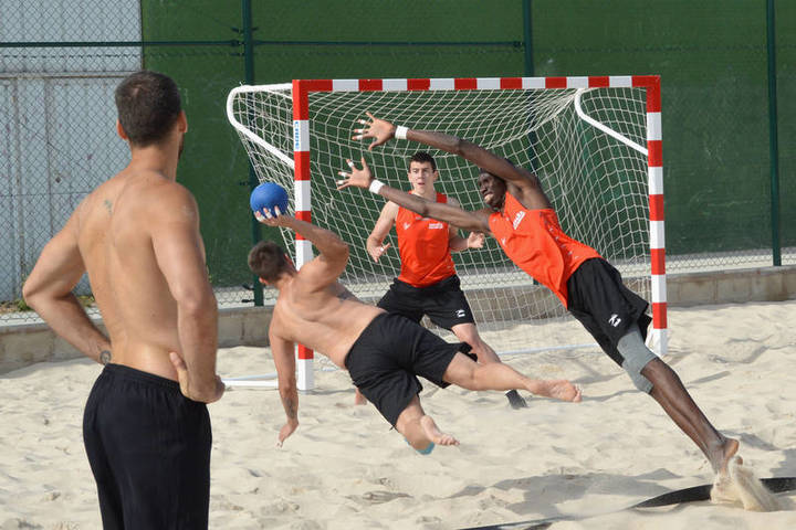 Azuqueca acoge una nueva concentración del Equipo Nacional Absoluto Masculino de Balonmano Playa