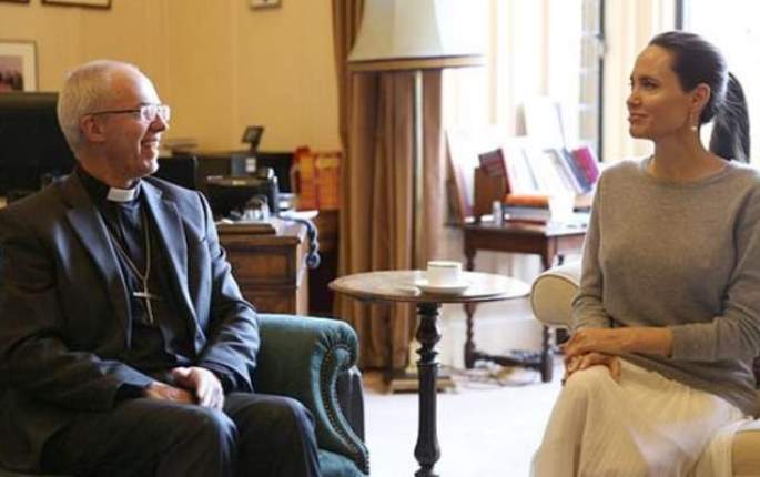 Angelina Jolie revoluciona a los británicos por reunirse con un obispo...¡sin sujetador!