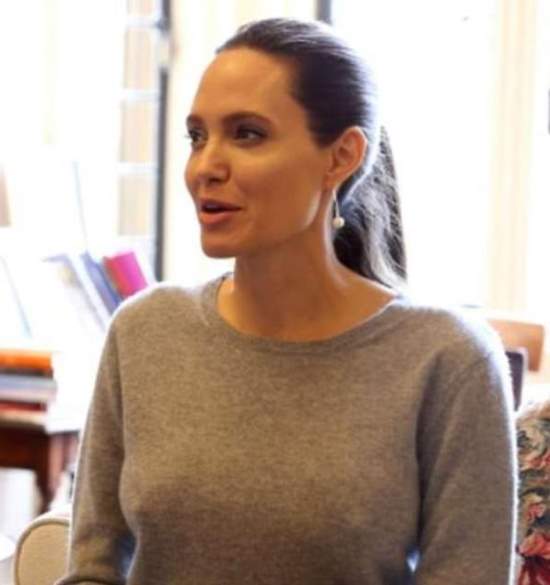 Angelina Jolie revoluciona a los británicos por reunirse con un obispo...¡sin sujetador!