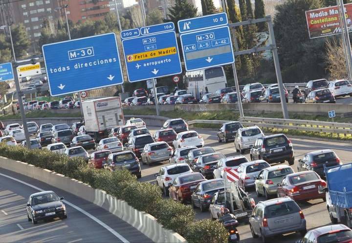 Grandes atascos de tráfico y retenciones en las carreteras de Castilla-La Mancha en dirección a Madrid