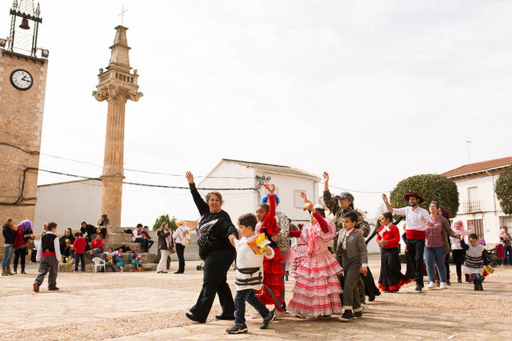 Niños y mayores disfrutan del carnaval de Fuentenovilla