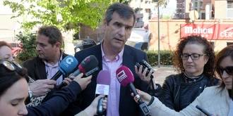 Renovación de dentro afuera en la calle Sigüenza: Llega el turno de aceras, asfaltado y mobiliario