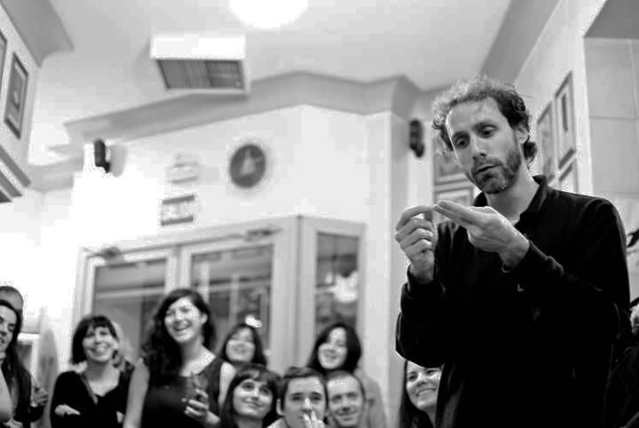 El poeta y actor Diego Mattarucco interpreta este viernes una función de Poetry Slam en la biblioteca de Valdeluz