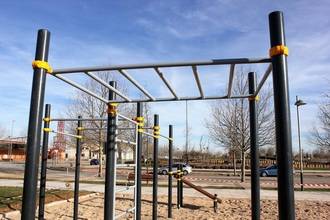 Valdeluz estrena una estación de Street Workout para la práctica del ejercicio físico en la calle