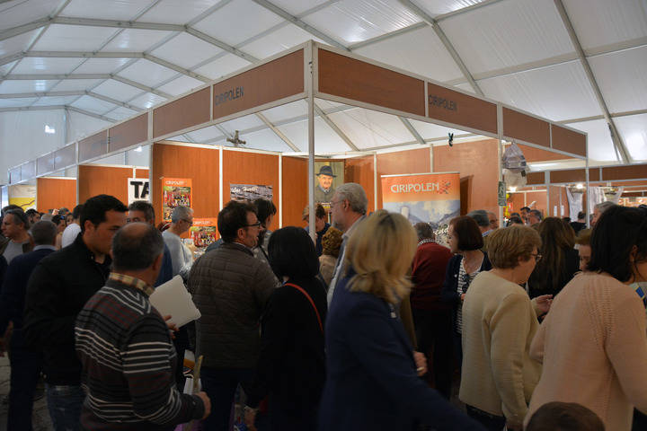 Latre incide en la importancia de seguir apoyando iniciativas como la Feria Apícola de Pastrana que este año ha recibido más de 30.000 visitantes