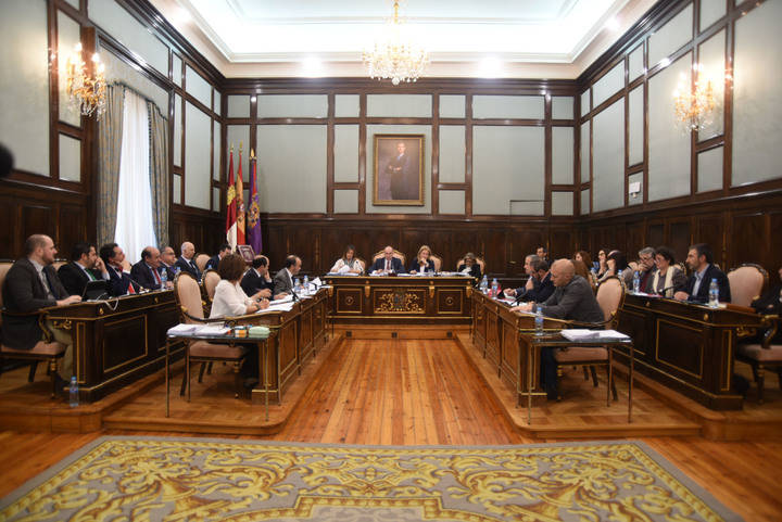 El presidente de la Diputación recibe a la Plataforma en Defensa del Ferrocarril Convencional