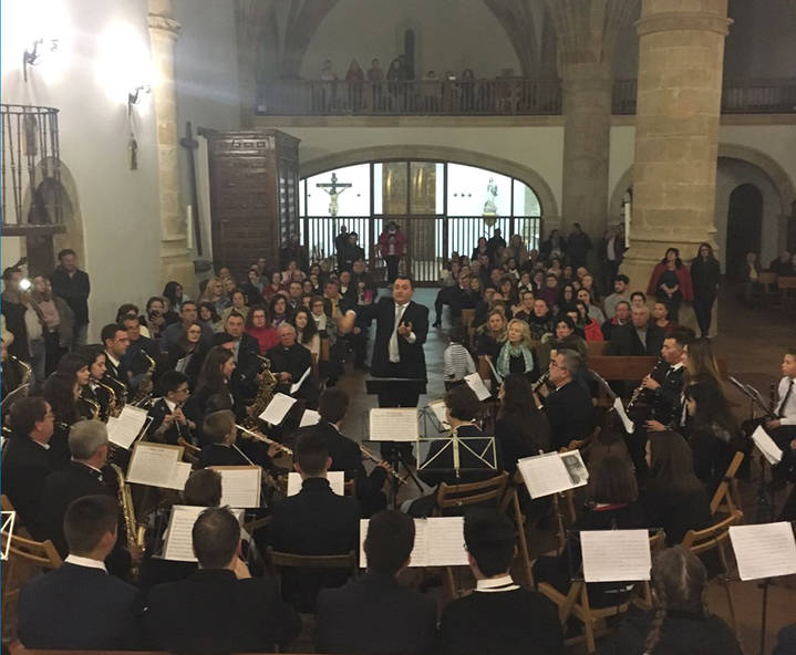 Una iglesia de San Andrés llena disfrutó del concierto de Semana Santa de la Banda de Yebra