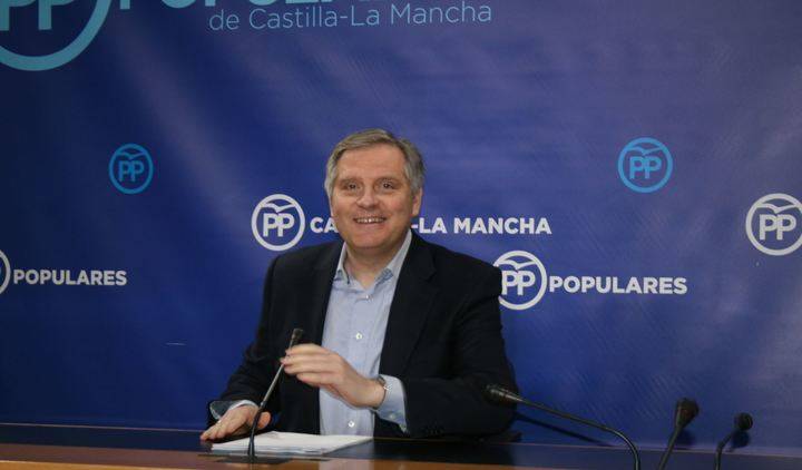 Lamentable espectáculo: El presidente de las Cortes, el socialista Fernández Vaquero, expulsa a Vicente Tirado de la reunión de la Mesa
