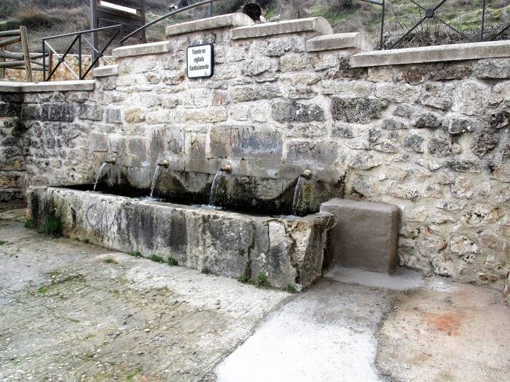 Yebes presume de la cantidad de agua que cae por su Fuente de los Cuatro Caños