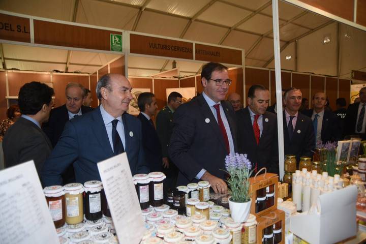 Latre incide en la importancia de seguir apoyando iniciativas como la Feria Apícola de Pastrana que este año ha recibido más de 30.000 visitantes