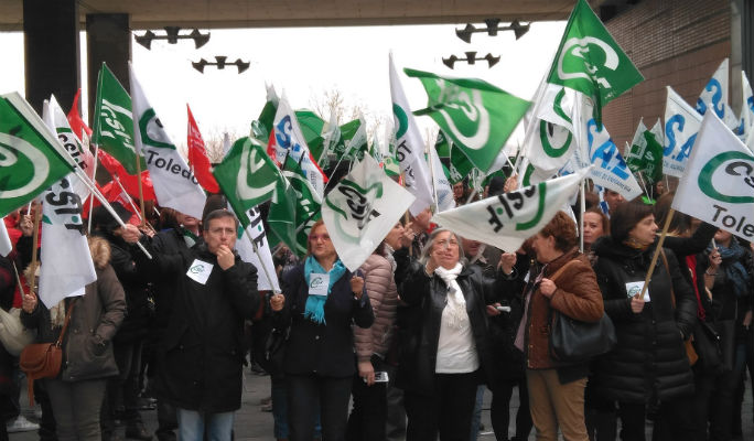 Sigue el caos sanitario: Un centenar de sanitarios se movilizan contra el desastre de la bolsa de trabajo del Sescam