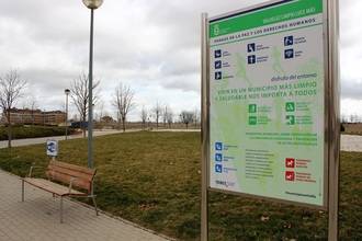 Los parques de Valdeluz estrenan nueva cartelería que implica a vecinos y visitantes en su conservación
