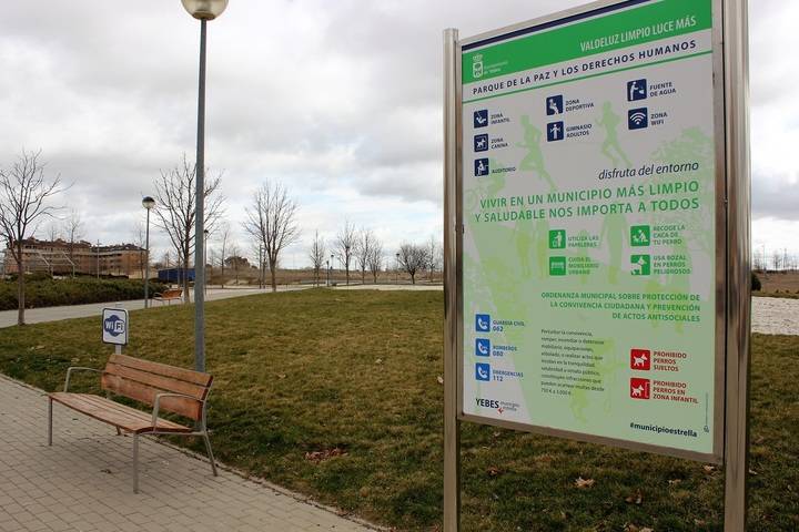 Los parques de Valdeluz estrenan nueva cartelería que implica a vecinos y visitantes en su conservación
