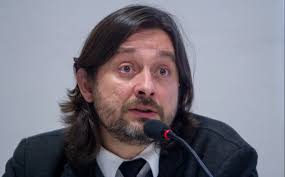 Podemos pide a Page que deje de 