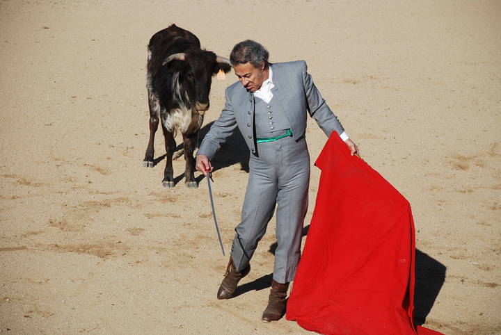 La Casa Árabe y la asociación de Periodistas premian a Miguel Redondo por la serie 