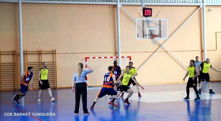 Sólo diez minutos hicieron falta para que el JUPER Basket Yunquera sentenciara su pase a cuartos