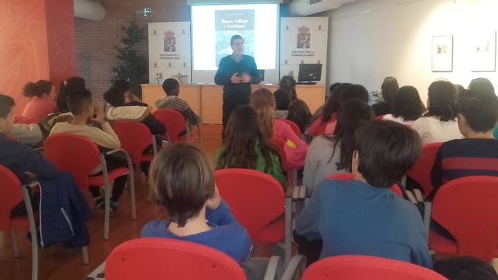 Un grupo escolares del Río Tajo participan en la primera sesión didáctica sobre Buero organizada por Diputación