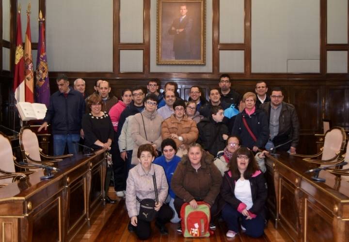 Dos grupos del Colegio Nuestra Señora de la Salud visitan el Palacio Provincial