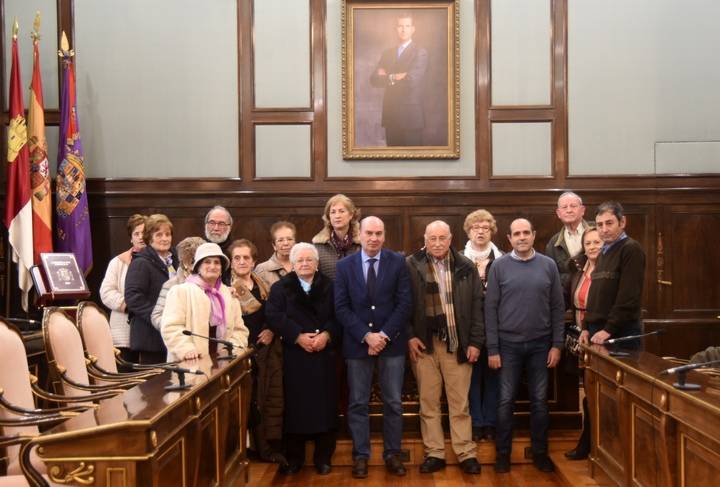 Un grupo del Centro de Mayores La Rosaleda visita el Palacio Provincial