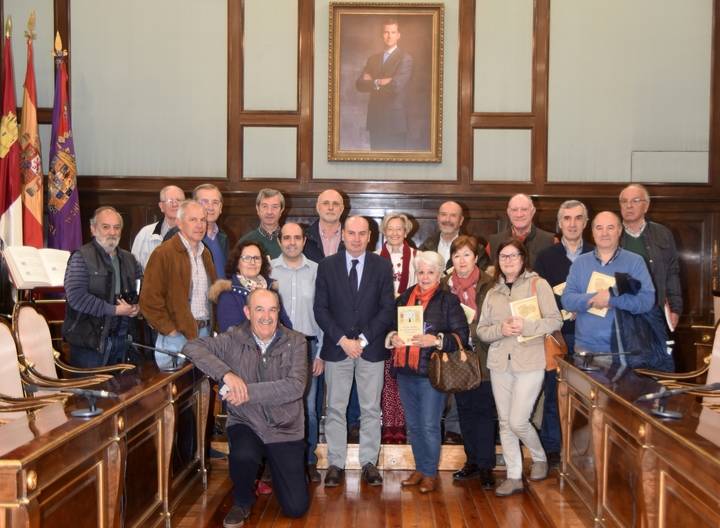 Un grupo de jubilados de Ibercaja visita el Palacio Provincial